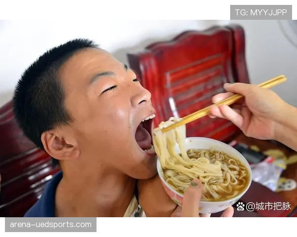 吴向东训练完直接啃馒头配白开水,这自律看得我饭都吃不下 吴向东训练完直接啃馒头配白开水,这自律看得我饭都吃不下